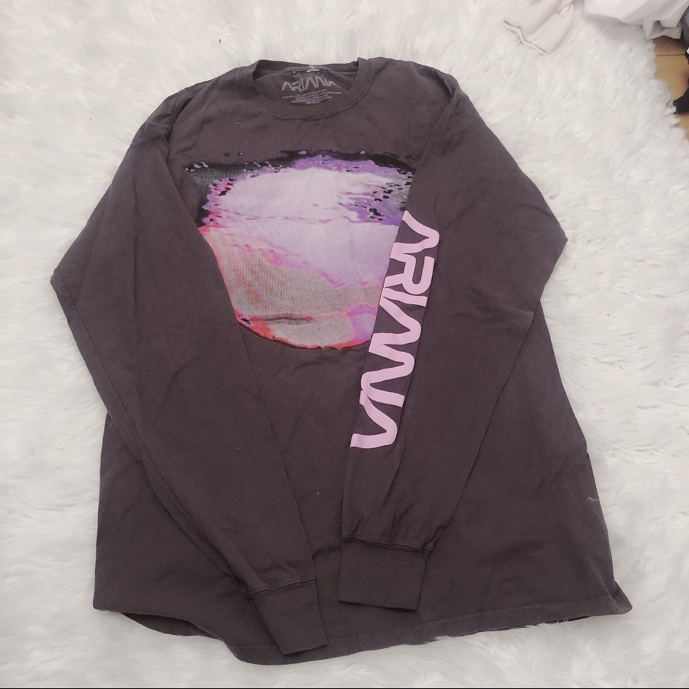 Ariana Grande nasa long sleeve